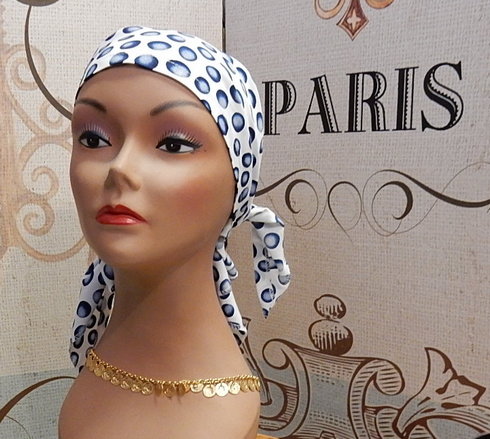 Triangular head scarf white with pattern